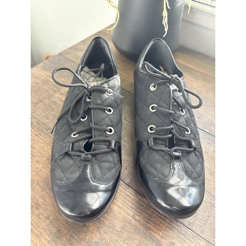Stuart Weitzman brand stuart